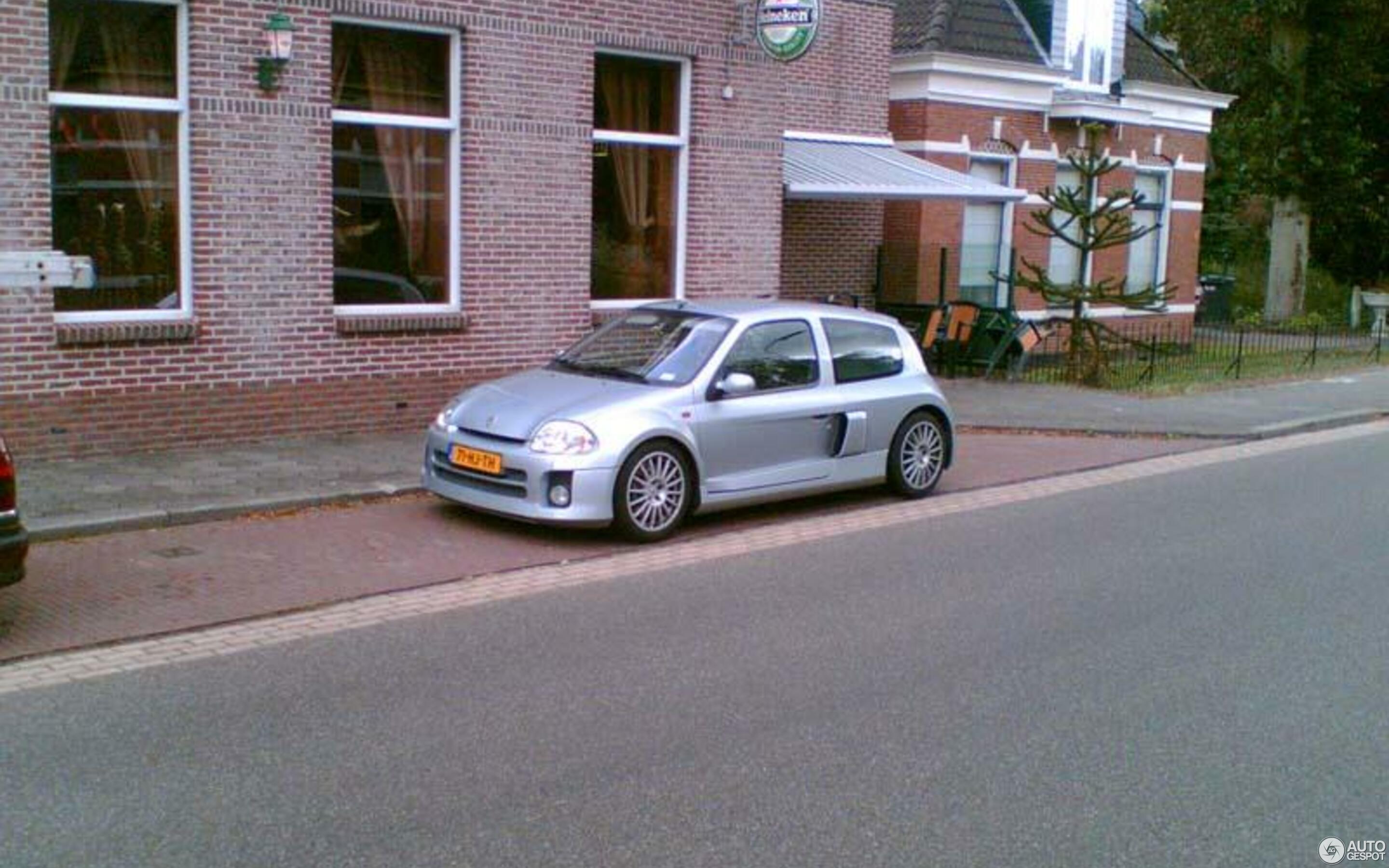 Renault Clio V6