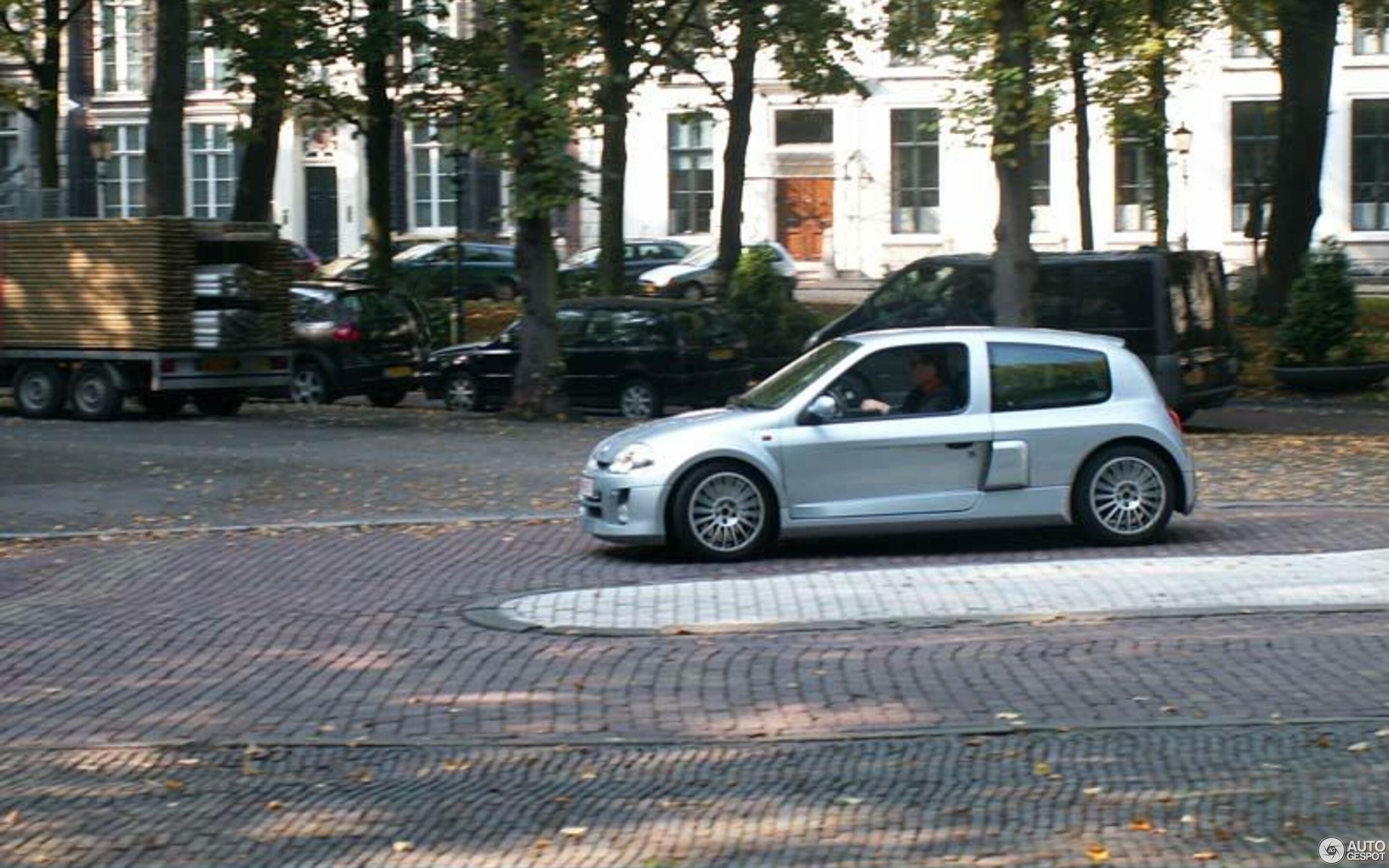 Renault Clio V6