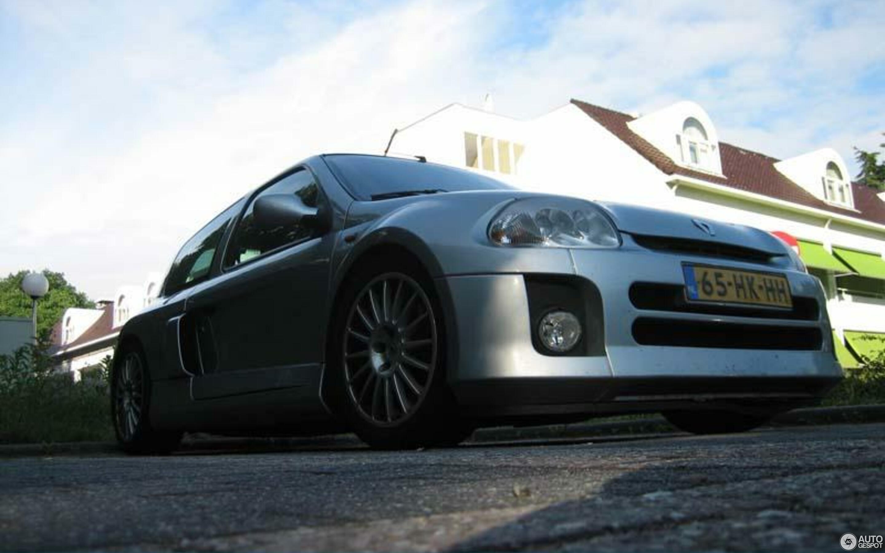 Renault Clio V6