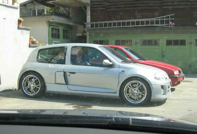 Renault Clio V6