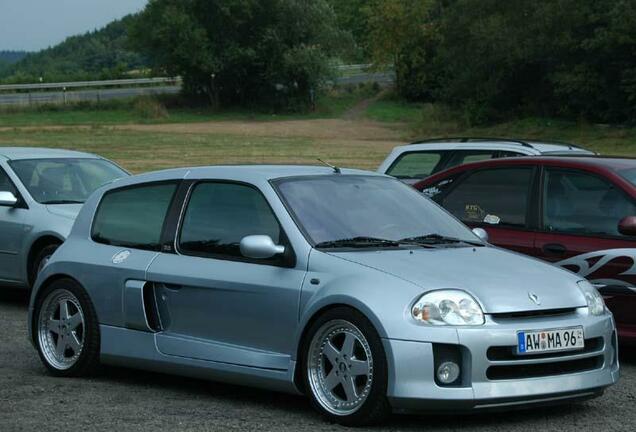 Renault Clio V6