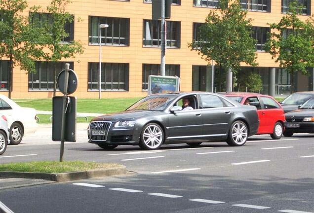 Audi S8 D3