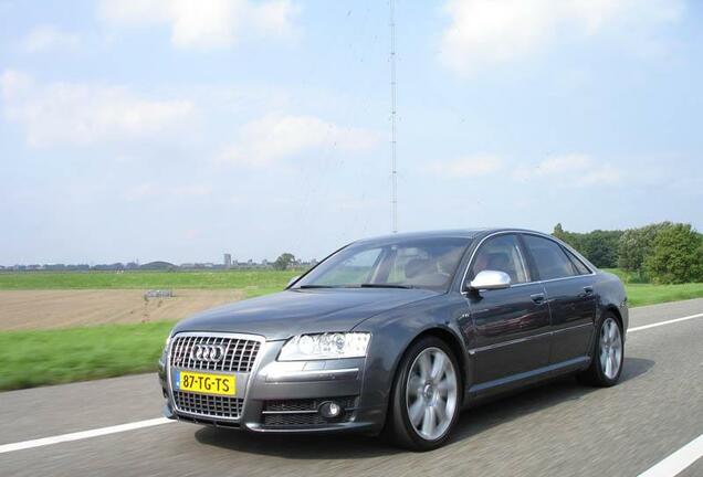 Audi S8 D3