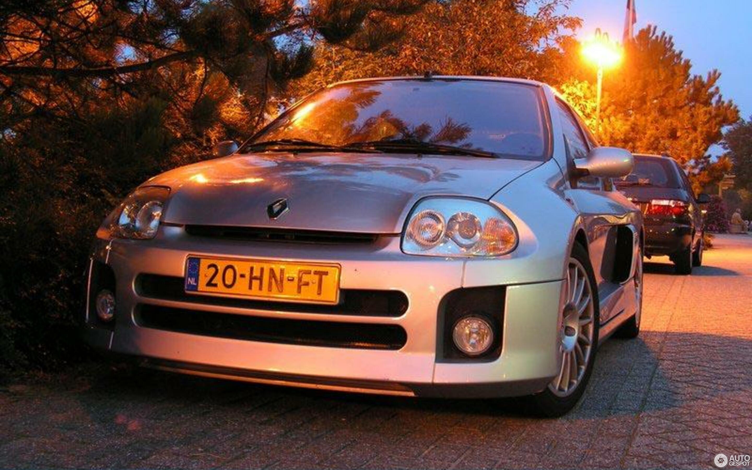 Renault Clio V6