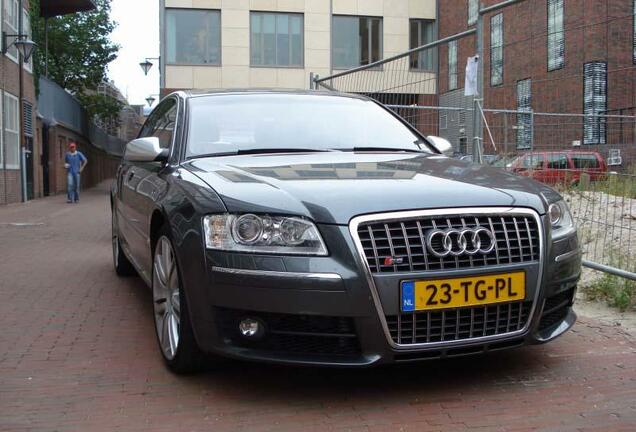 Audi S8 D3