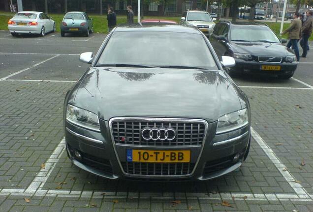 Audi S8 D3