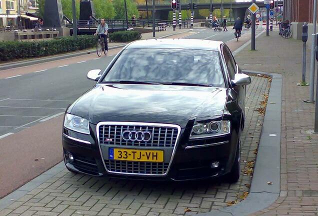 Audi S8 D3