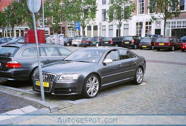 Audi S8 D3