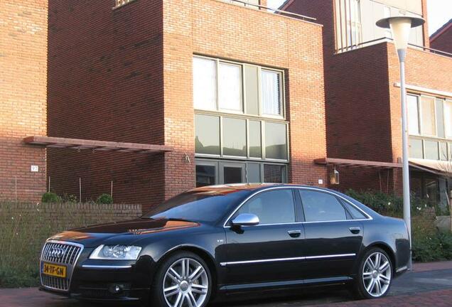 Audi S8 D3