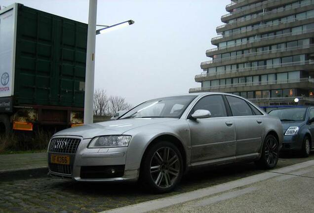 Audi S8 D3