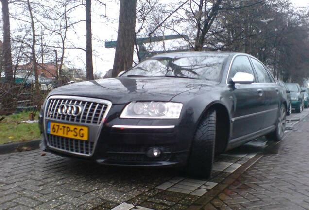 Audi S8 D3