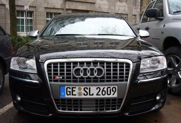 Audi S8 D3