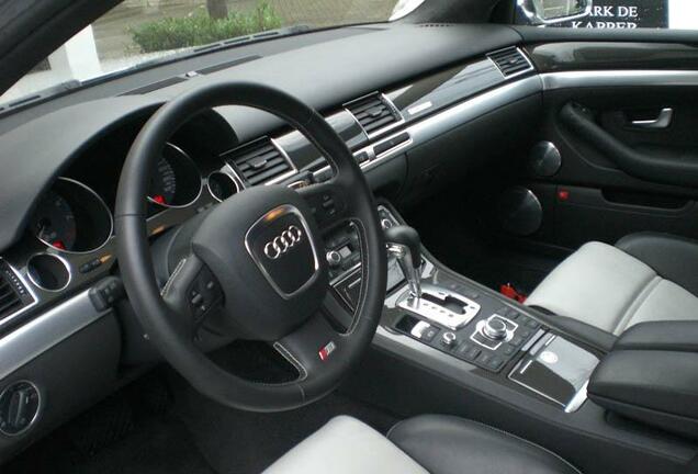 Audi S8 D3