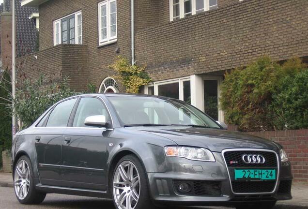 Audi RS4 Sedan