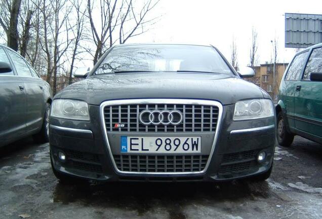 Audi S8 D3