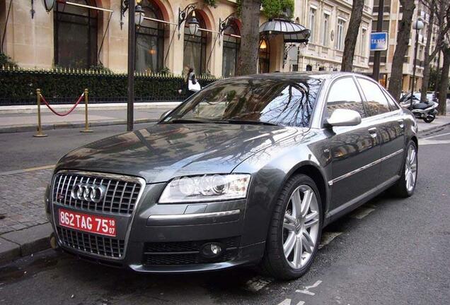 Audi S8 D3