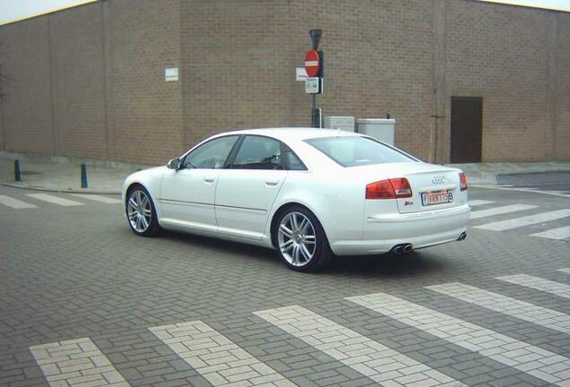 Audi S8 D3