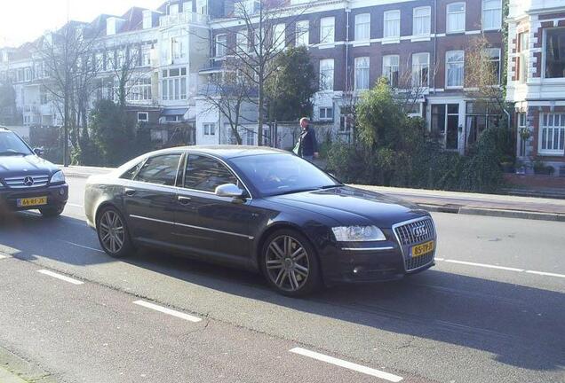 Audi S8 D3