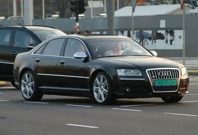 Audi S8 D3