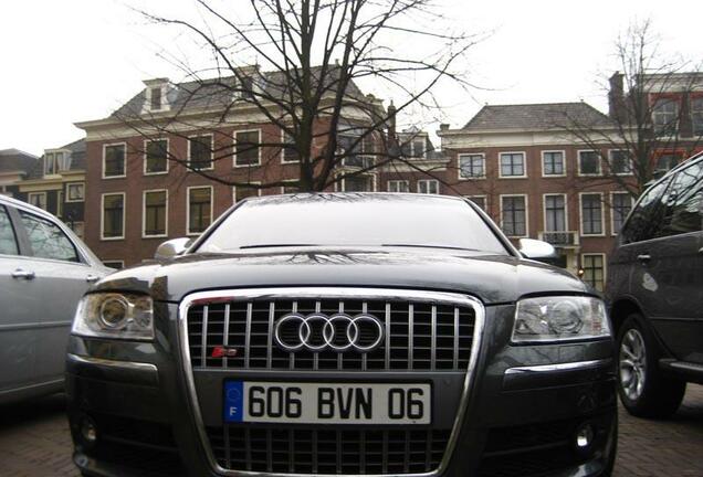 Audi S8 D3