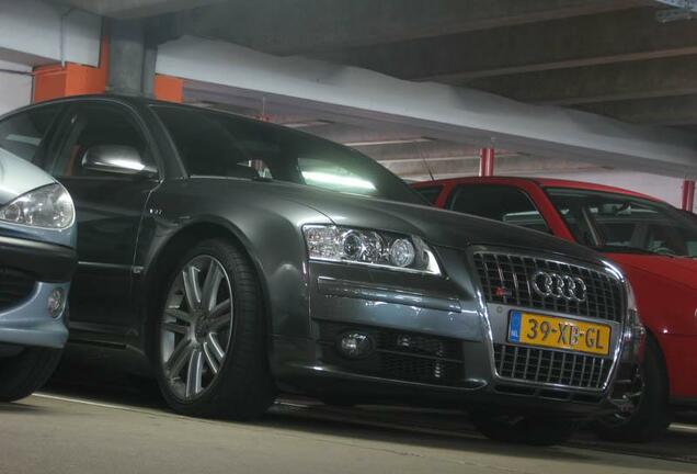 Audi S8 D3