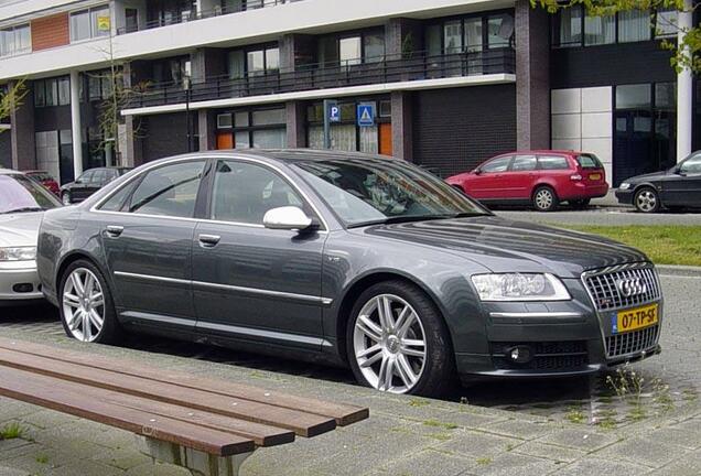 Audi S8 D3