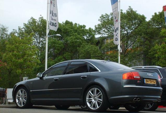 Audi S8 D3