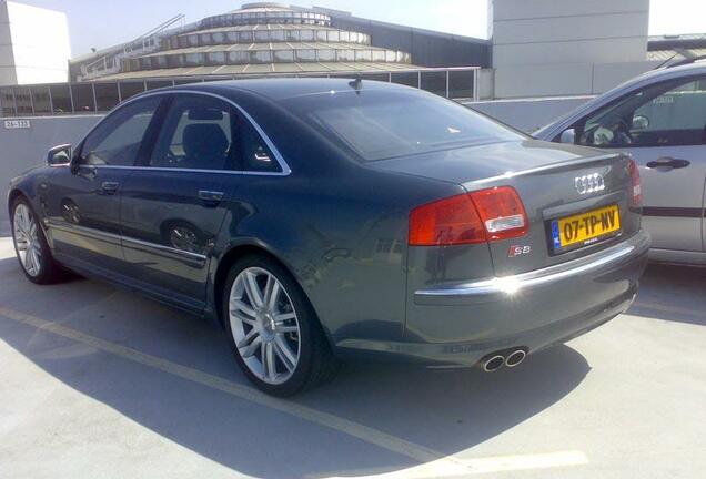 Audi S8 D3