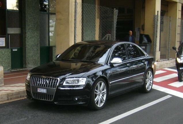 Audi S8 D3