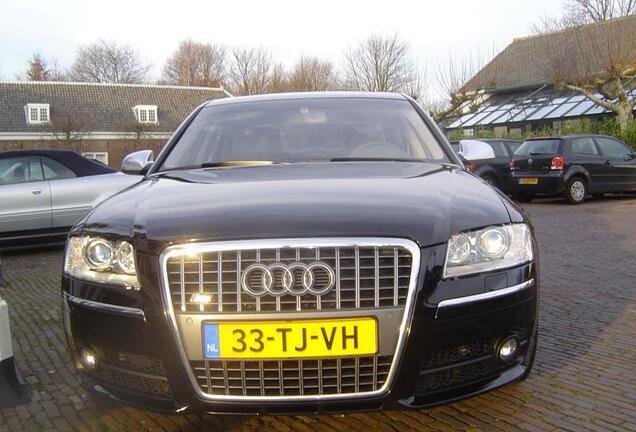 Audi S8 D3