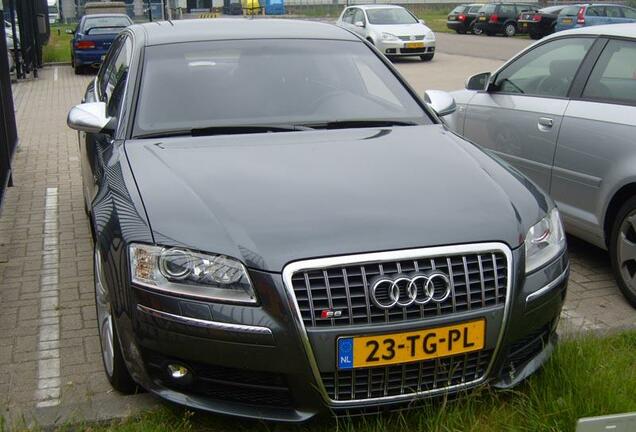 Audi S8 D3