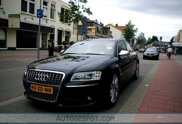 Audi S8 D3