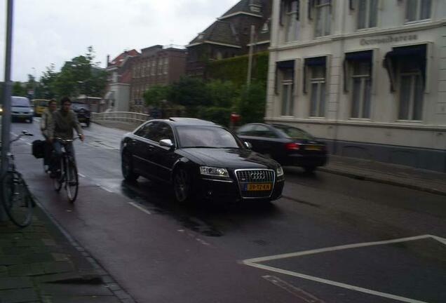 Audi S8 D3