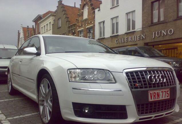 Audi S8 D3