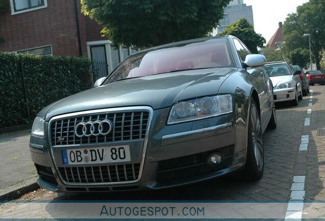 Audi S8 D3