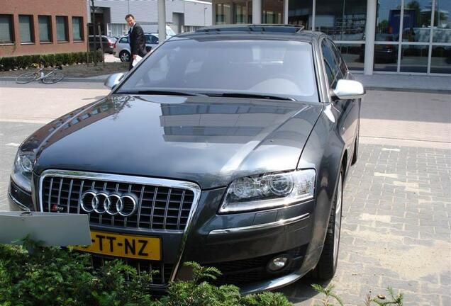 Audi S8 D3