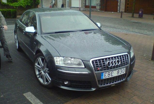 Audi S8 D3