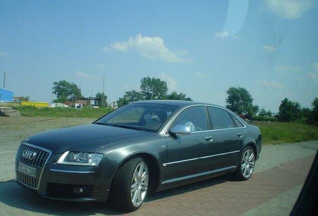 Audi S8 D3