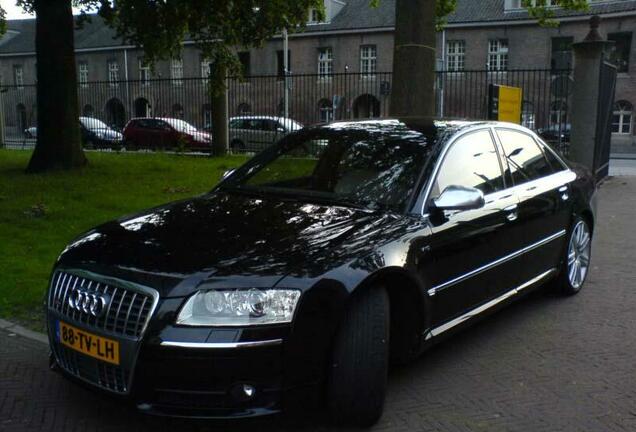 Audi S8 D3