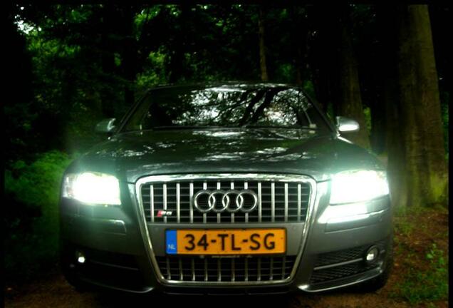 Audi S8 D3