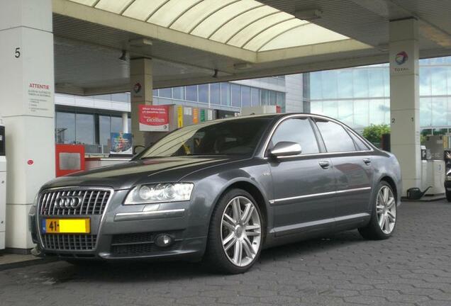 Audi S8 D3