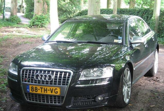 Audi S8 D3