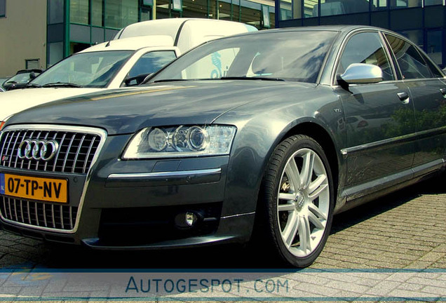 Audi S8 D3