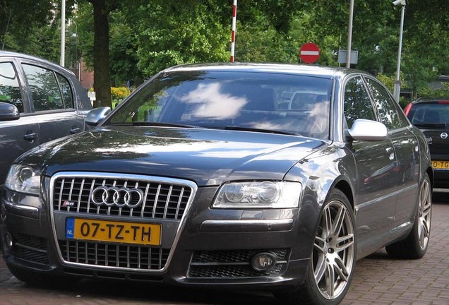 Audi S8 D3