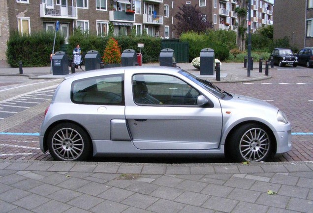 Renault Clio V6