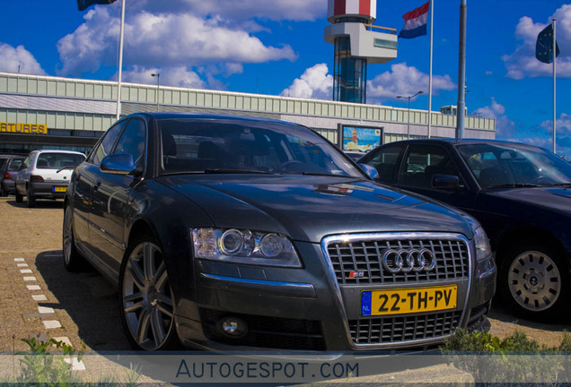 Audi S8 D3