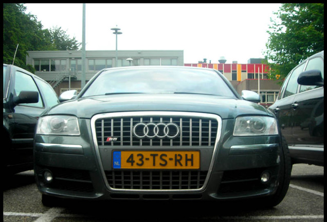 Audi S8 D3