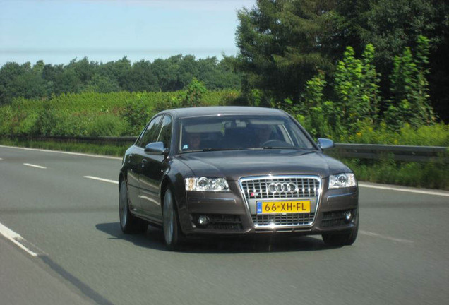 Audi S8 D3