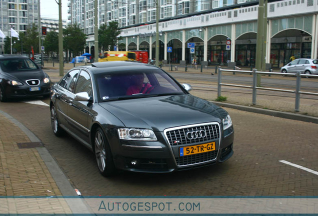 Audi S8 D3