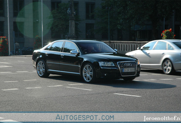 Audi S8 D3